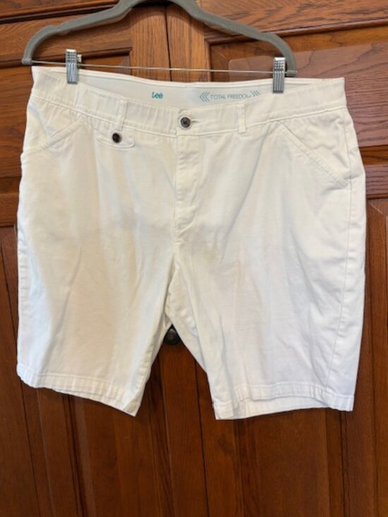 Lee Pants - Women’s Lee Total Freedom White Classic Utility Bermudas Shorts size 18 Medium